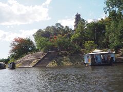 しばし、フォン川クルージングです♪

丘の上のティエンムー寺院。
この景色を見られるのはボートクルーズの特権(^o^)

