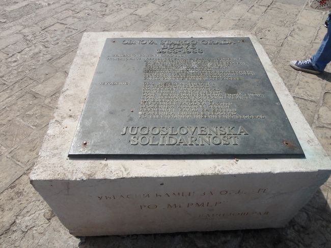 石碑がありました。<br />1980年代のブドヴァ旧市街修復事業を記念したもののようです。