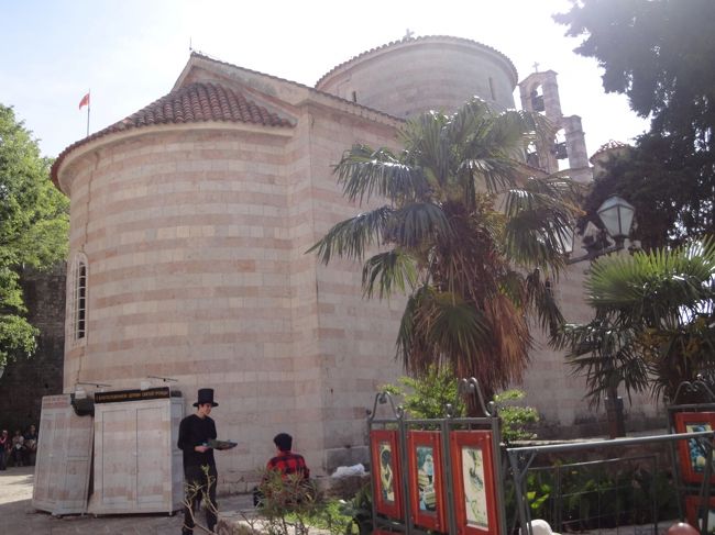 三位一体教会の裏手。ここにもパフォーマーがいます。