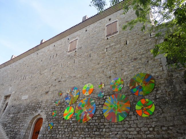 要塞の壁伝いに旧市街の内側へ。カラフルな風車が飾られています。
