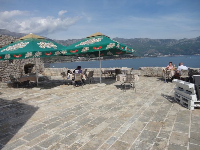 上層階はテラスのレストランになっています。