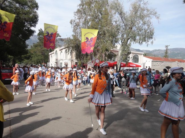 何か催しがあったみたいです。子供たちがマーチングしていました。