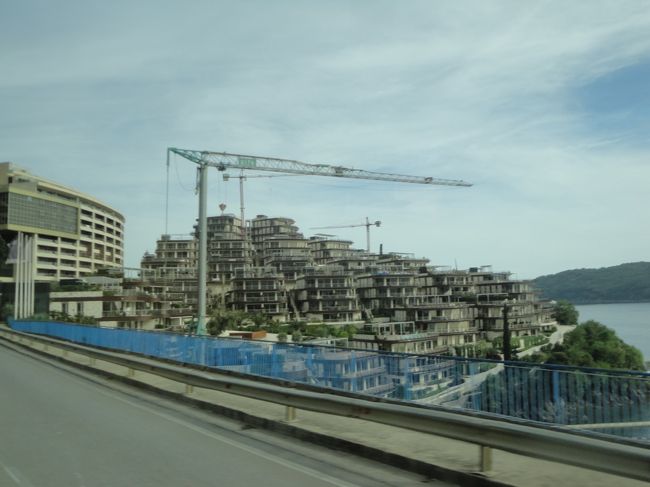 バスに乗ります。お次はツェティニェへ。