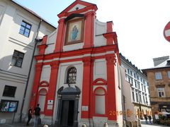 シフィエンテゴ・ヤナ通りとシフィエンテゴ・トマシャ通りの角にあった洗礼者聖ヨハネ教会です。赤いかわいい教会です。