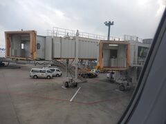 15:28 成田国際空港ターミナルのGate 97 のBoarding Bridge から出発した