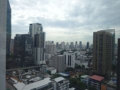 ヒルトンのお部屋からの景色です。今日も分厚い雲がしっかり出ています。雨が降ったり止んだり、晴れ間が覗いたり、目まぐるしいお天気が続いています。
今回は行ってみたい所があるので、今日はお出かけしようと思います。