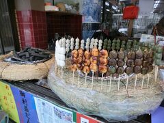 門に着く道すがら、お団子に目が・・