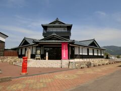 丸岡城の側には、一筆啓上で有名な一筆啓上石碑があります。
毎年　、日本一短い手紙文　一筆啓上賞の開かれる日本一短い手紙の館　がありました。建物が丸岡城のコピーってところがユニーク

館内では、過去の一筆啓上賞の手紙文が掲されていて、愛情深い手紙を読んでいると涙が出そうなくらい幸せな気持ちになりました。