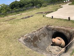 墓道の両脇にあるのが甕棺墓列という500基からなる墓列を再現しています。
吉野ケ里遺跡では2500基の甕棺墓が発掘されたそうです。