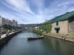 小樽といったらとりあえずここに来れば間違いないだろう、と思って小樽運河へ。行きたいカフェは幾つかピックアップしてあるが、それ以外の目的はないので思うがままに街歩き。