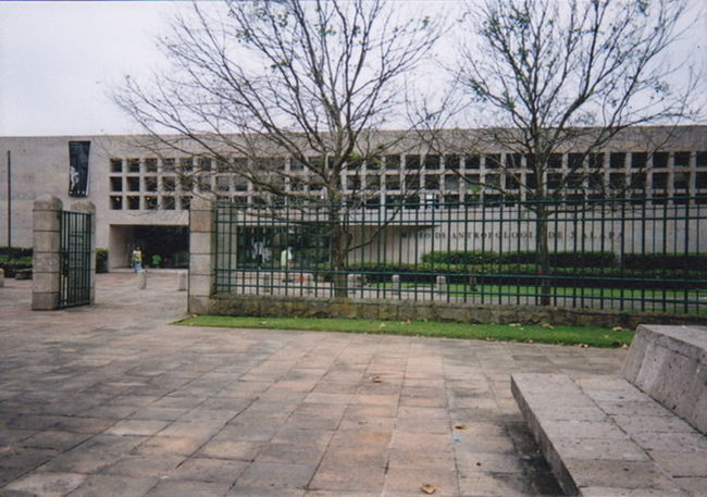 考古学博物館。このカリブ海沿岸側に分布している巨石の頭の像の文明の展示。ここでＴシャツ買って「マスペケーニャス？」（もっと小さいのある？）と聞いて「ノ」（ない）と言われたのも良い思い出（結果はともかく、自分の拙いスペイン語が通じたということで）。帰りは適当に路線バス乗ったらさっぱりどこだが分からず、慌てて降りて流しのタクシー乗った。