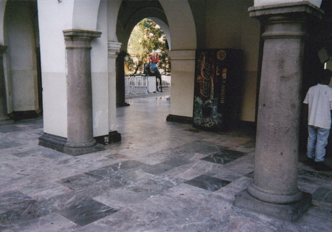 メキシコシティからバスに乗ってベラクルス。ここに来たのは街の中心のアルマス広場で毎夜音楽と踊りが繰り広げられると聞いたから。ラ・バンバとか元々はこの辺の歌らしい。この写真奥にはコーラの自動販売機が。メキシコってそれほど治安悪くはないらしい。