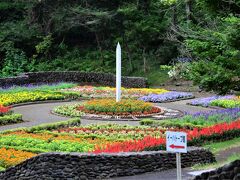 〈ポランの広場〉

広場にある、色とりどりの花々が咲いている日時計花壇。
この名は、賢治の戯曲のタイトルにちなんで名づけられたそう。
