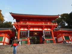 次のバスをキャッチして、四条烏丸でバスを乗り換え祇園へ。

15：27　八坂神社
境内を突っ切っていきます。
