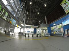 食後の散策で空港に隣接する仙台空港鉄道の仙台空港駅へ行ってみます。
閑散としたコンコース。