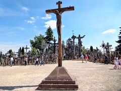 シャウレイの北東12kmの所にある、世界無形文化遺産にも登録されている「十字架の丘」に着きました。