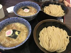 深夜便は決まって六厘舎でつけ麺を食べるのが定番になりつつある(深夜0時)。東京駅ラーメンストリートの六厘舎はいつも混雑しているから、空いているここで食べるしかないとどこか躍起になっている気がする。