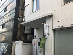 乙支路入口(ウルチロイック)駅から今回のホテルへ。ひとつ路地に入ったところにあるのでちょっぴり迷った。「SMALL HOUSE BIG DOOR」は明洞へのアクセス抜群なお洒落な雰囲気のホテル。最近は日本人も多く泊まっている印象。