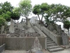 ふれあい橋近くに残る平井浅間神社・逆井の富士塚。
富士塚の階段を21段上がったところに小さな祠がありました。鳥居に面した富士塚の斜面に多くの石碑が建っています。背面はコンクリートで土止めされていて富士塚らしさを感じることはできませんでした。道路を南東へ70ｍほど行ったところに建つ平井白髭神社の掲示板に、平井浅間神社と逆井の富士塚についての説明がありました。
