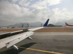 香港の時差は一時間
５時間弱　１３時半到着しました。香港国際空港
香港唯一の国際空港です。