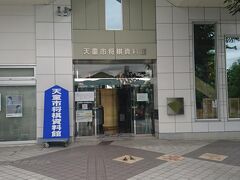 将棋駒の生産量が日本一。ＪＲ天童駅には天童市将棋資料館が併設されています。