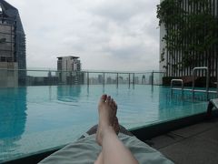 朝食後、プールを偵察に行きます。
チェックアウト後にホテルのスパやプールを利用して、シャワーを浴びてから帰国の途に就く、というのが私のいつものパターンなので、使い勝手の確認のために事前チェックは欠かせません。このホテルは残念ながらホテルのスパはありませんでした。
そしてもっと残念だったのはプールの更衣室。
共用部にロッカーがあり、その奥に女性用の更衣室がありました。ただの「トイレ」といった感じで、洗面台とトイレブースが二つ、トイレブースよりも少しだけ大きいシャワーブースが一つだけ。しかもシャワーブース内には、棚とかフックとかもないのです。
ホテルのプールの更衣室といえば、アメニティの整ったパウダールームが当たり前と思ってましたが、ヒルトンはダメでした。。。
念のため、ジムとプールのスタッフの方にも聞いてみましたが、シャワーと更衣室は「そこ」だと。。。

お部屋で荷造り＋ゴロゴロしながら考えたチェックアウト後の過ごし方は。。。

チェックアウト寸前にお部屋でシャワー
↓
チェックアウトしてラウンジでアフタヌーンティーを頂く
↓
Soi39のワットポーマッサージへ
↓
ホテルに戻ってラウンジでサパーを頂く
↓
ラウンジのお手洗いで着換え。
※耐えられないほど汗をかいてしまったら、観念してプールにあるトイレのようなシャワーを使う
↓
帰国の途に就く

と、計画しました！ラウンジにお世話になりっぱなしです(笑)
