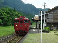 15:５３　矢岳駅　8分間の観光停車です
後方の車庫にD51蒸気機関車が保存されています