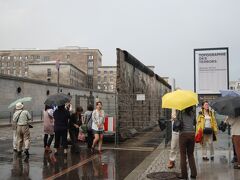 ベルリンの壁

18:00頃で雨が降っています。
しかしこの周辺だけは人が集まります。