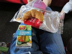 今日の朝食は、ケアンズ駅直結のケアンズセントラルショッピングセンターに入居するスーパーマーケット「コールズ」で調達したパンと野菜ジュースです。