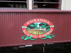 長時間停車の間に、普通客車を少し撮影。
側面には「キュランダシーニックレールウェイ」（キュランダ観光列車）のロゴマークが貼付されています。