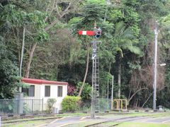 終点のキュランダ駅には11時半頃に到着。
停車時間も含め、ケアンズ駅から約2時間の旅でした。
写真は、キュランダ駅構内に残る懐かしの腕木式信号機。