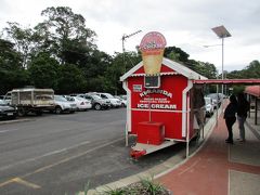 食後のデザートは、日本語が堪能なおじさんの経営する「キュランダ　ホームメイド　トロピカルフルーツ　アイスクリーム」で。