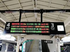 鹿児島中央駅から発車する列車は2両編成ばかりですねー。