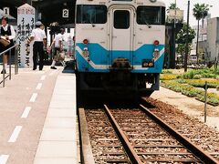 列車は、讃岐路を南へと走り、徳島駅には9時35分に着いた。
小一時間ほど駅周辺を散策した後、10時54分発の鳴門行普通列車に乗り、鳴門駅を目指す。
車内は、思ったよりも混み合い、多くの人が鳴門駅まで向かうようだった。
二両編成の列車は、のんびりと走り、11時36分に鳴門駅に到着した。