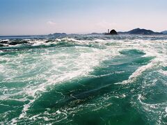 それでも、潮流の速さや複雑な流れは実感。
白く泡立つ様子も、水中展望室から良く見えた。
25分ほどの船旅だったが、なかなか貴重な体験だった。
鳴門駅へ戻り、遅めの昼を食べた後、15時32発の列車で鳴門を離れる。
徳島駅で16時20発の阿南行の列車に乗り換え、宿のある阿南駅へ向かった。