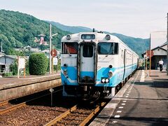 二日目は、阿南駅7時48分発の海部行に乗車。
列車は、長閑な景色の中を走って行く。
ずっと単線なので、途中の駅ですれ違いのための待ち合わせがある。
海亀で有名な日和佐駅でも、10分以上止まるので、ホームに出てみた。
夏の強い日差しの中、発車を待つ時間も楽しい。