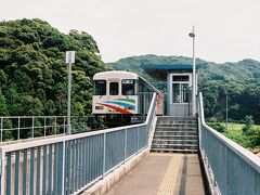 甲浦駅から先には鉄道は無い。
ここからは、バスに乗り室戸岬を目指す。
10時20分発の高知駅行のバスは、気持ちの良い海岸線を辿って行く。
車窓には、太平洋の大海原が広がっていた。