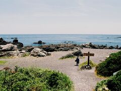 そして、1時間足らずで室戸岬バス停に着いた。
バスを降りると、目の前が海岸だった。