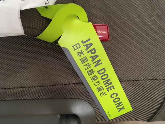 ＜関西国際空港＞<br /><br />1/6（月）6:00<br />スワンナプーム国際空港から関西国際空港へ到着！<br />これから夜発の羽田行きまで大阪滞在です♪<br /><br />実は旅行直前に日程を延長した時に関西経由にしました。<br />確保済の1/3（金）発の羽田行特典航空券（13,500マイル）をキャンセル。<br />でも1/5（日）発の羽田行きのマイル数は既に約４倍！！<br />１席だけ残っていた1/5（日）発の関西経由羽田行きを確保出来て幸運でした。