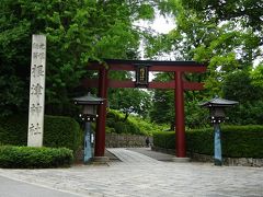 平日の根津神社、東京十社の１つで徳川家とは密接な関係にあります。
周辺には夏目漱石や森鴎外が居住した跡があり、閑静な住宅街の中で新緑が美しいです。