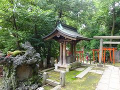 もう1つの分社『駒込稲荷神社』、斜面を利用した神社の配置が素敵です。
かつては外国人観光客で一杯でしたが、今は神社本来の凛とした静寂を感じられます。