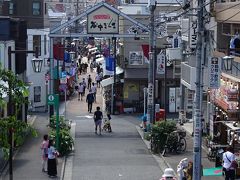 夕やけだんだんから見える景色ものどかです。
かつての写真と比べてみれば平和そのものです。土日は多少は混んでいるのかな。

直ぐそばのかき氷の有名店、ひみつ堂さんにも行ってみましたが空いていました。
残念ですがお腹いっぱい食べられません。
昔に比べたら値段が上がり過ぎたのも残念です。