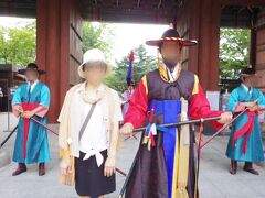 演劇を見るために市庁へやってきた。
ちょうど徳寿宮の衛兵交代の時間だった。
やっぱり、徳寿宮の大将は、「イケメン」よね～

