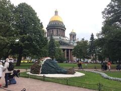 青銅の騎士像がある公園側からみた聖イサアク大聖堂