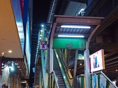 深夜の空いているBKK市内を走り抜けてBTS：エカマイ駅前へ40分ほどで到着。
日付が変わる前に移動できて良かった。
