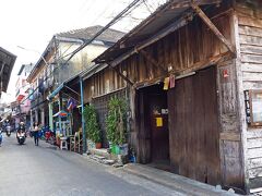 今夜のHOTELは「このHOTELに泊りたいからチャンタブリーにやって来た」と言っても過言じゃないほど素敵なHOTELで、このレトロな街並みによく似合う♪
続きは02へ。