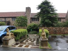 せっかく勧めていただいたが、雨風が強かったので、フラワーガーデンは絶対見られないと思って、予定通り「ステンドグラス美術館」へ。

10:00のオープンとほぼ同時に入館。