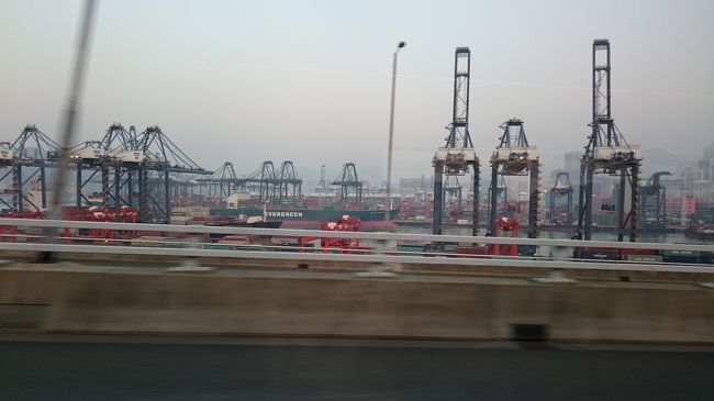 12/9(土)0:55羽田発のNH821で香港空港へ。<br />これまでマイルは帰省の時に使ってたので旅行に使うのはこの時が初めてだったはず。<br />5:00着予定で特に遅延もなく到着。<br />ただ市内にでるにはまだ早い時間だったのでお茶飲んだり両替したりオクトパスカード買ったりして明るくなってからバスで移動します。