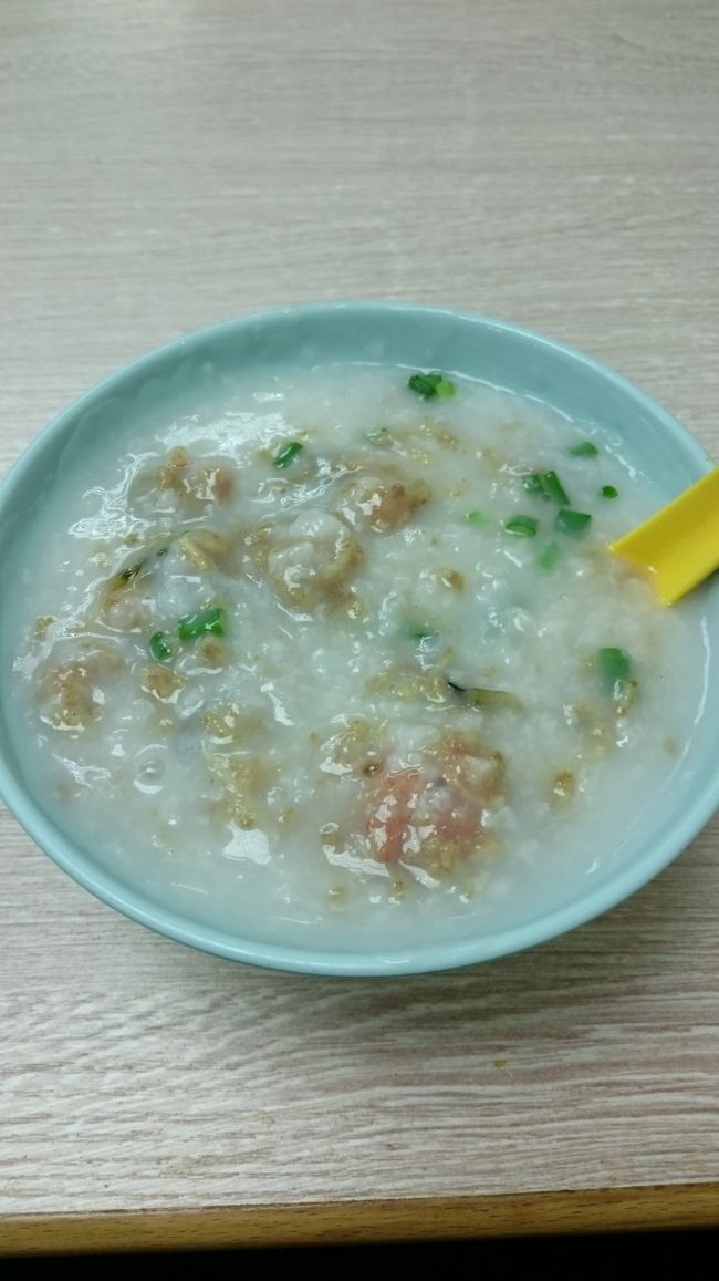 ホテルは西営盤のアイランドパシフィックで2泊、公式HPで予約していました。<br />キャリーを預けて出発。<br /><br />近くをブラブラして見つけたお粥屋さんで朝ごはん。