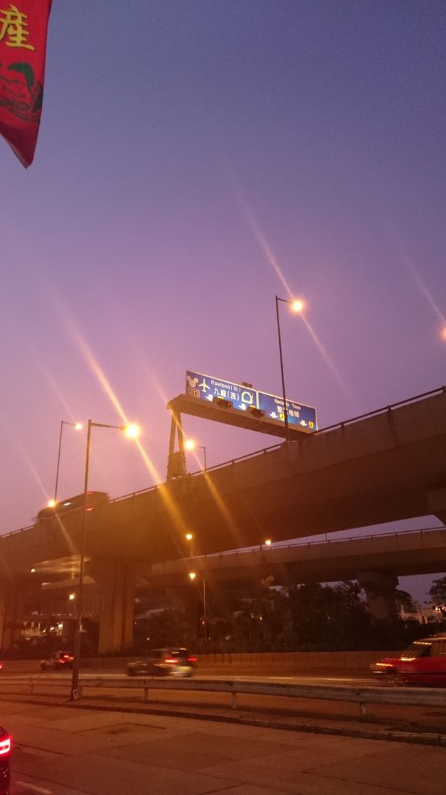 帰ってきてとりあえずホテルにチェックイン。<br />高速の看板にディズニーのマークが見えます。